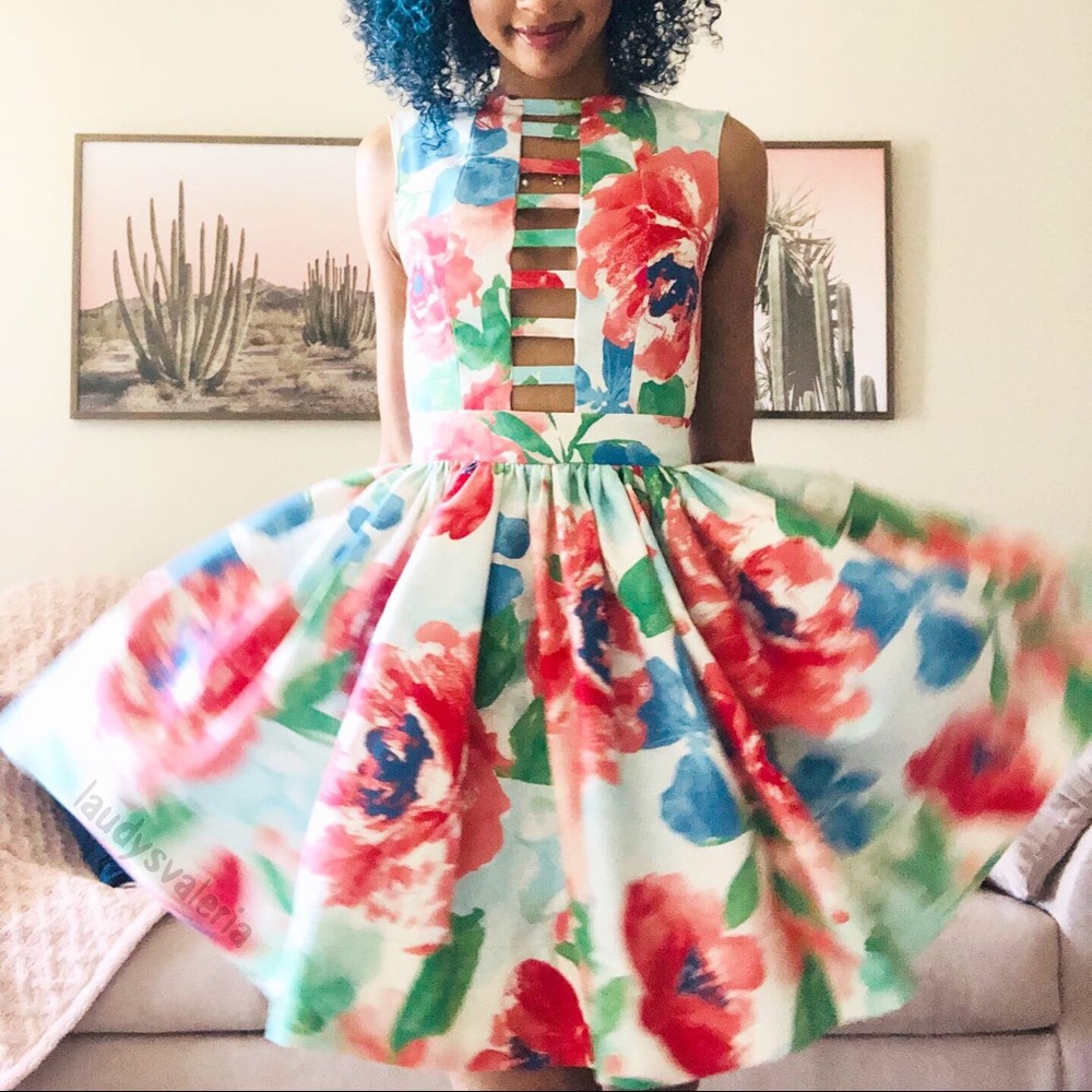 Floral dress with front chest detail and open back - Picture 2 of 4